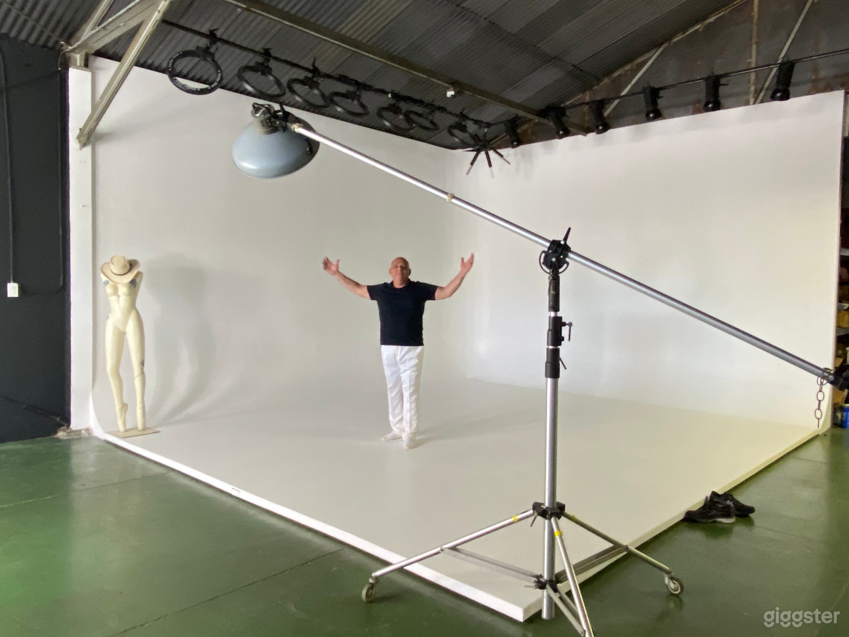 Downtown L.A. Photo / Video Studio includes Light  Photo 2