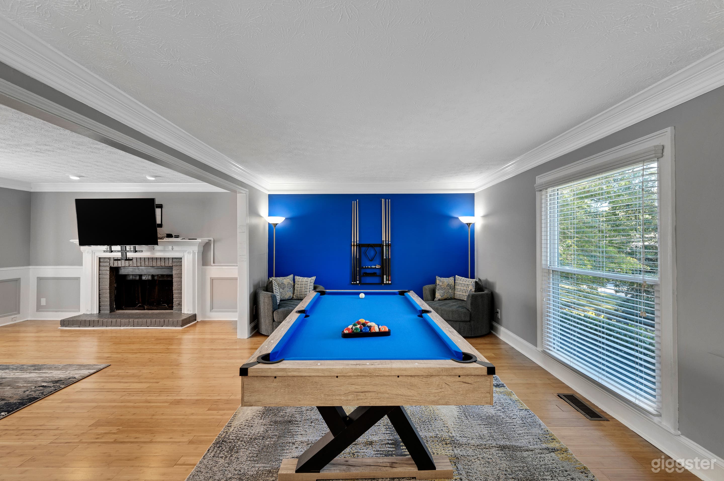 Easy to film shots with a open wall. 