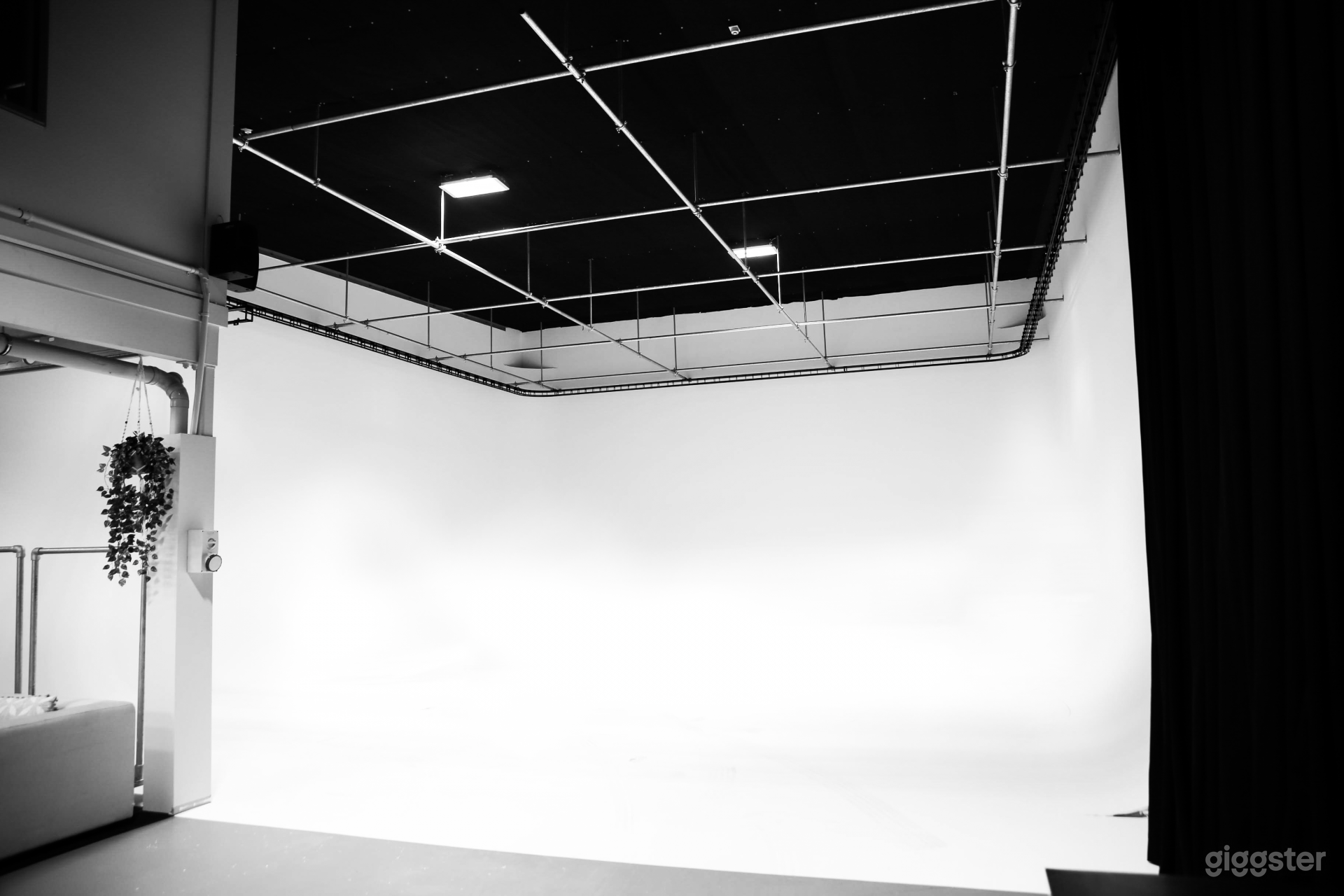 AUCKLAND’S PREMIER FILM AND PHOTOGRAPHIC STUDIO Photo 2