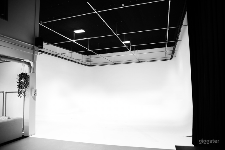  AUCKLAND’S PREMIER FILM AND PHOTOGRAPHIC STUDIO 