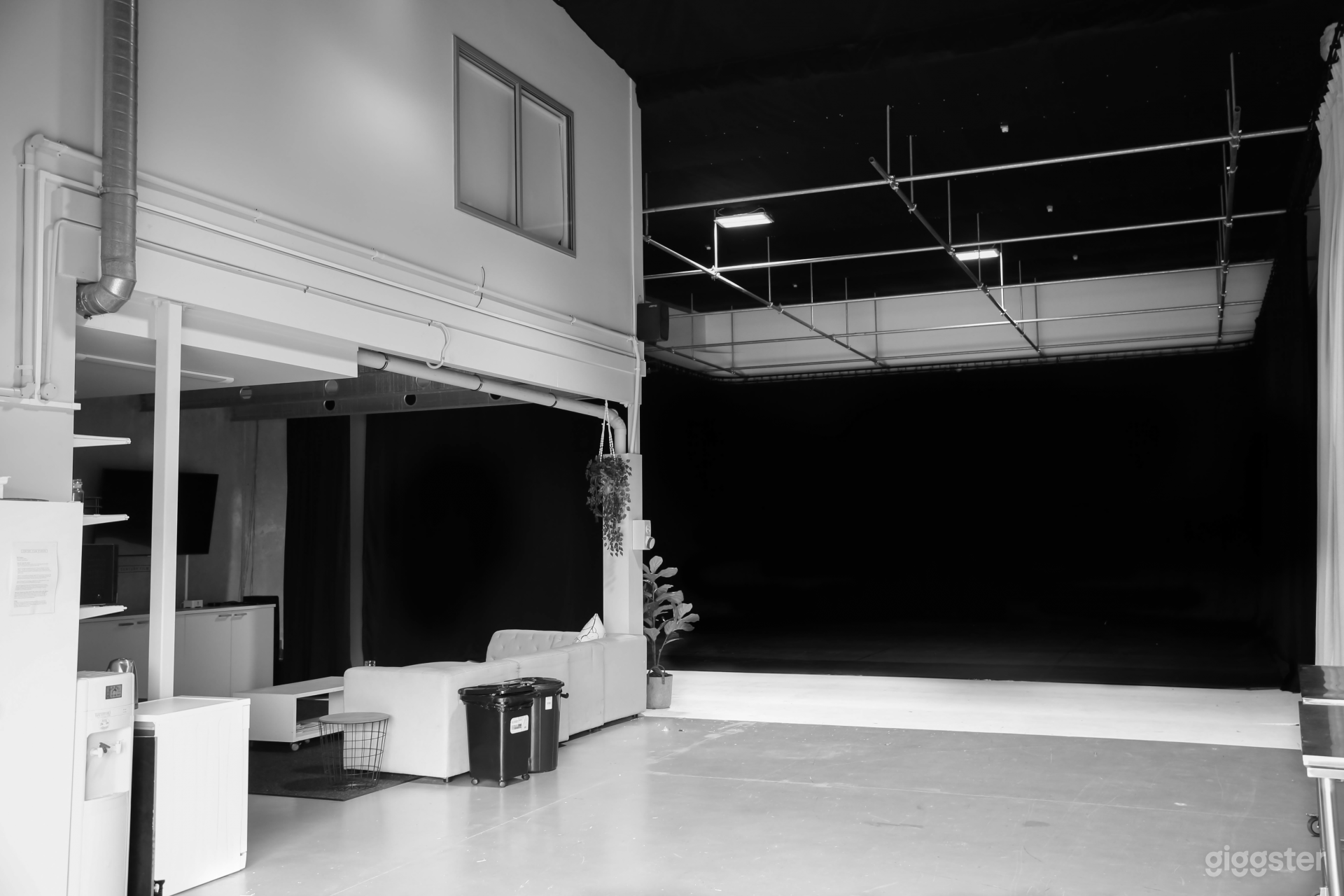 AUCKLAND’S PREMIER FILM AND PHOTOGRAPHIC STUDIO Photo 1