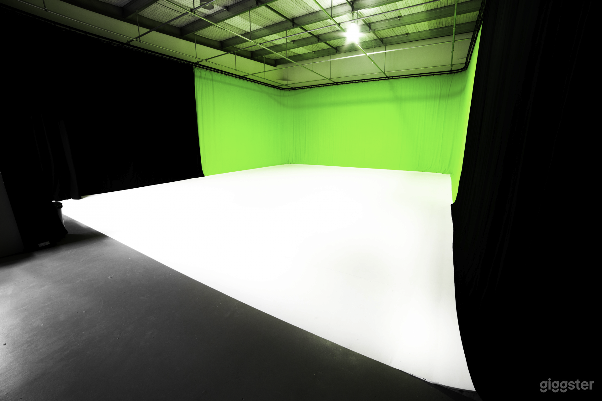 AUCKLAND’S PREMIER FILM AND PHOTOGRAPHIC STUDIO Photo 4