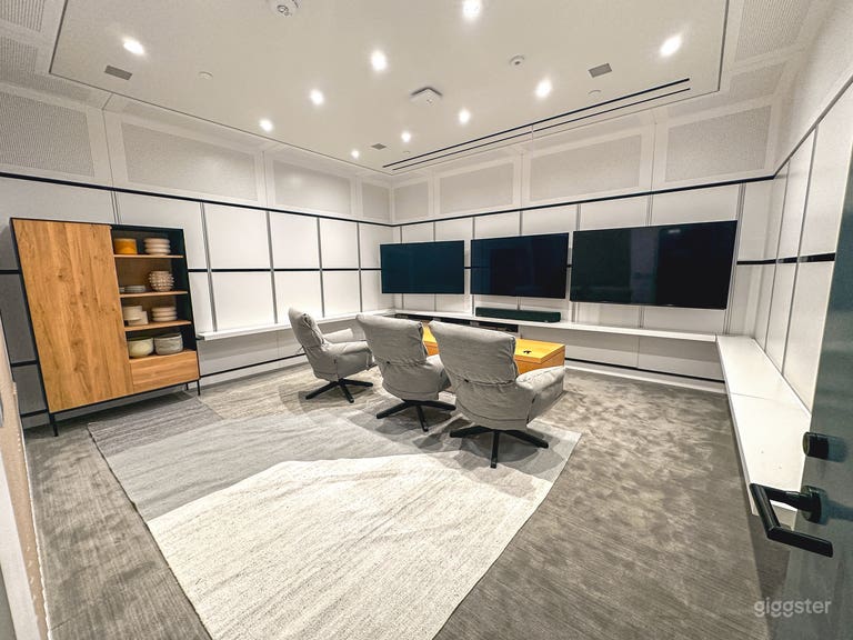  Three television displays: Samsung, Sony and LG. Great for comparing content. Calibration room. Comparison room. Video wall for gaming.  