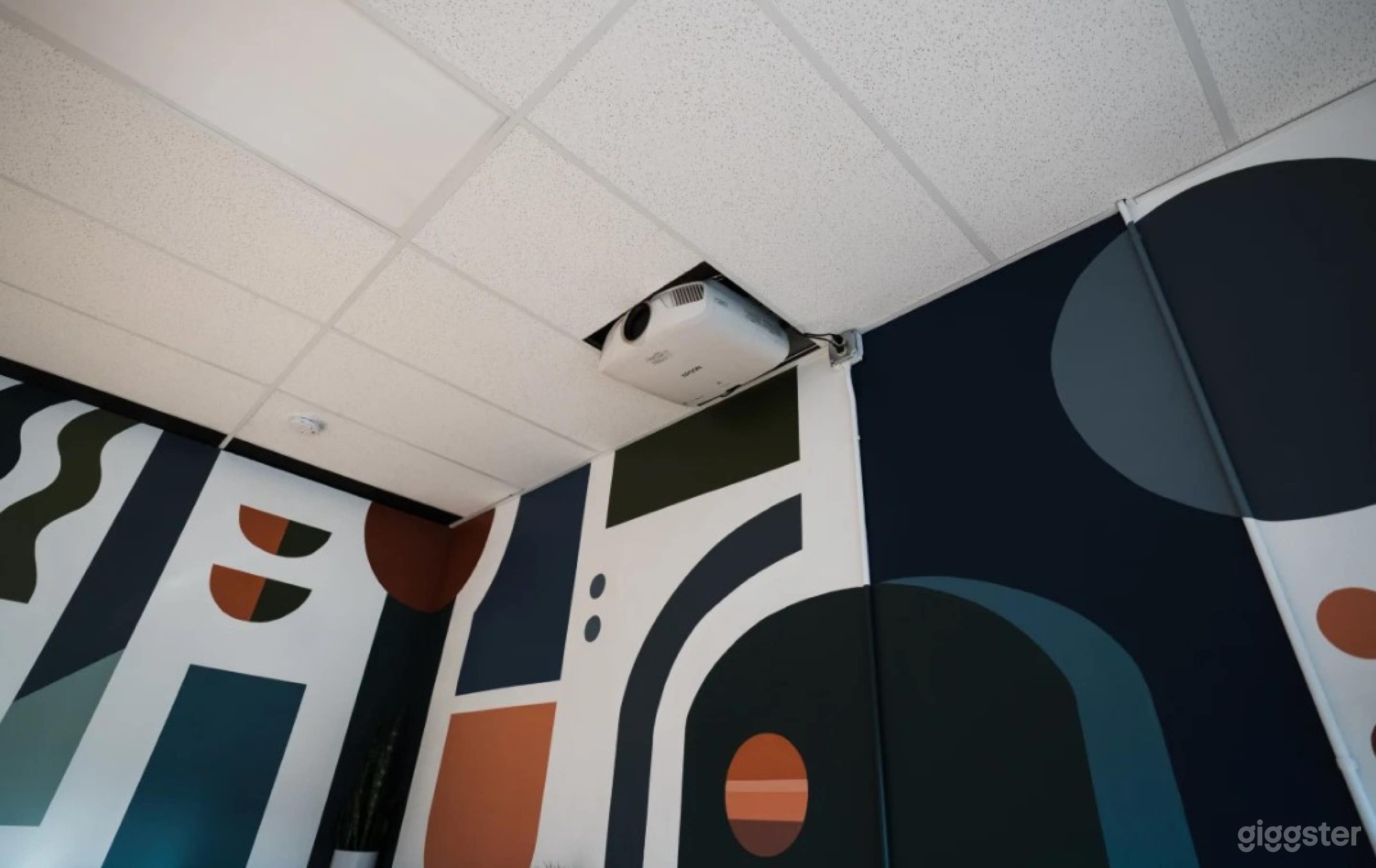 Studio With Meeting Space In St. Paul Photo 4