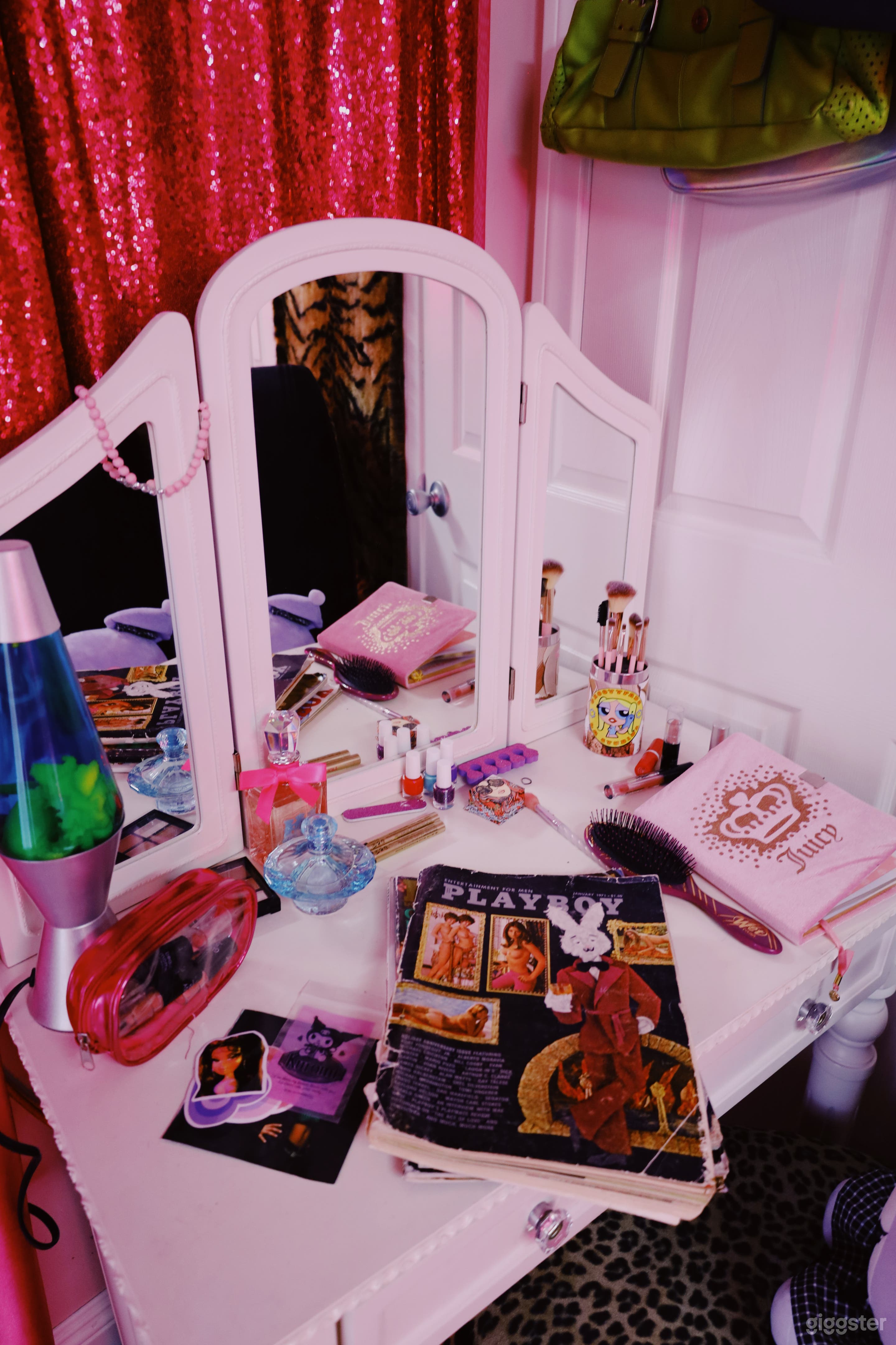 Pink 2000's Bedroom studio  Photo 4