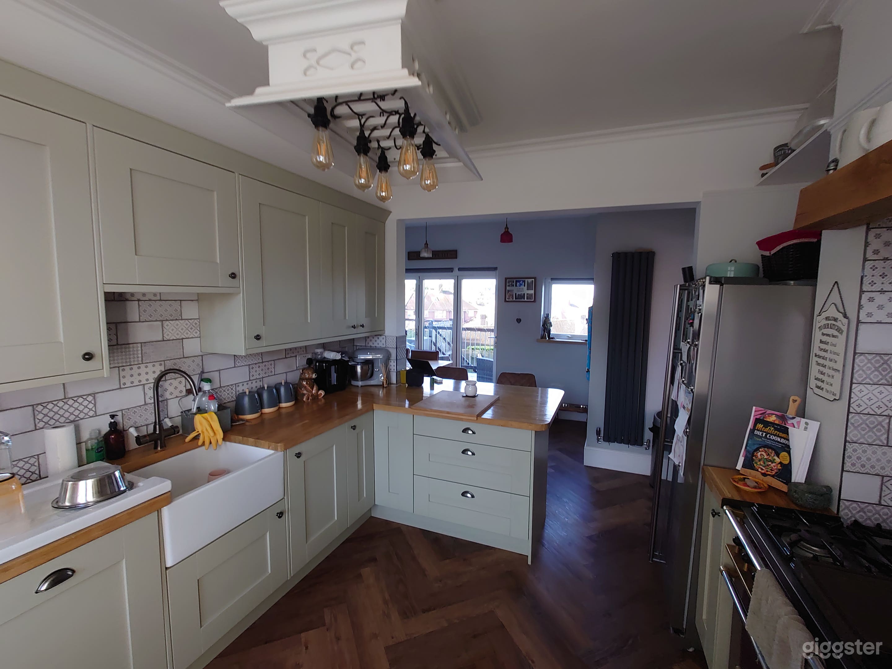 1830's Contemporary Home Photo 2