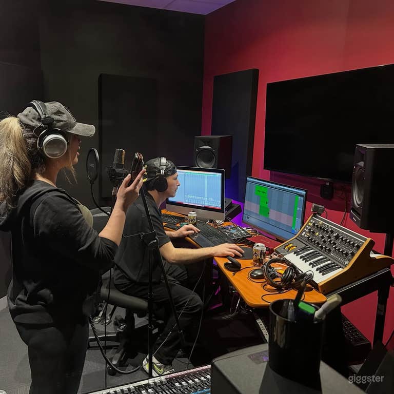  Voll ausgestattetes Musikproduktionsstudio 4 mit Profi-Equipment & Instrumenten 
