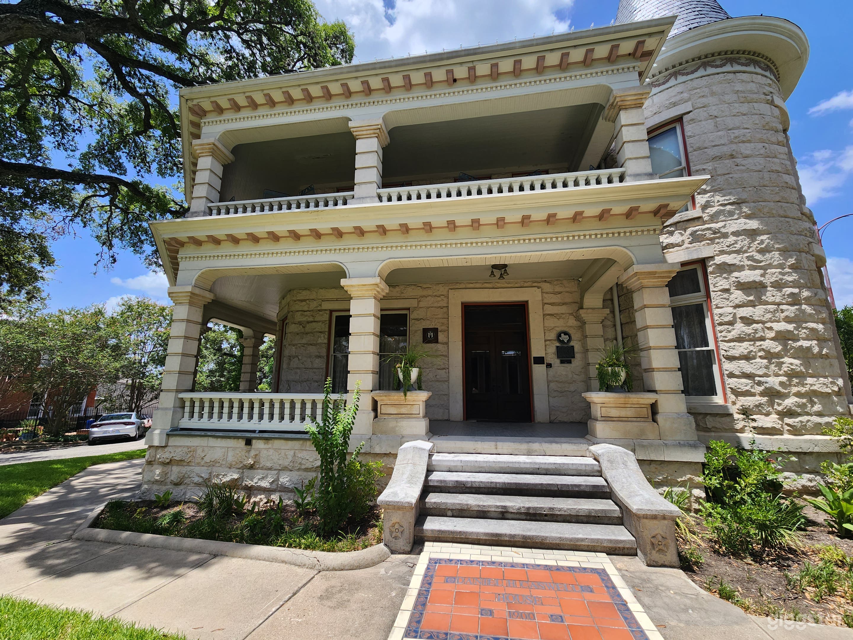 Shapira 1925 Vintage/Wallpapers/Unique Mansion Photo 1