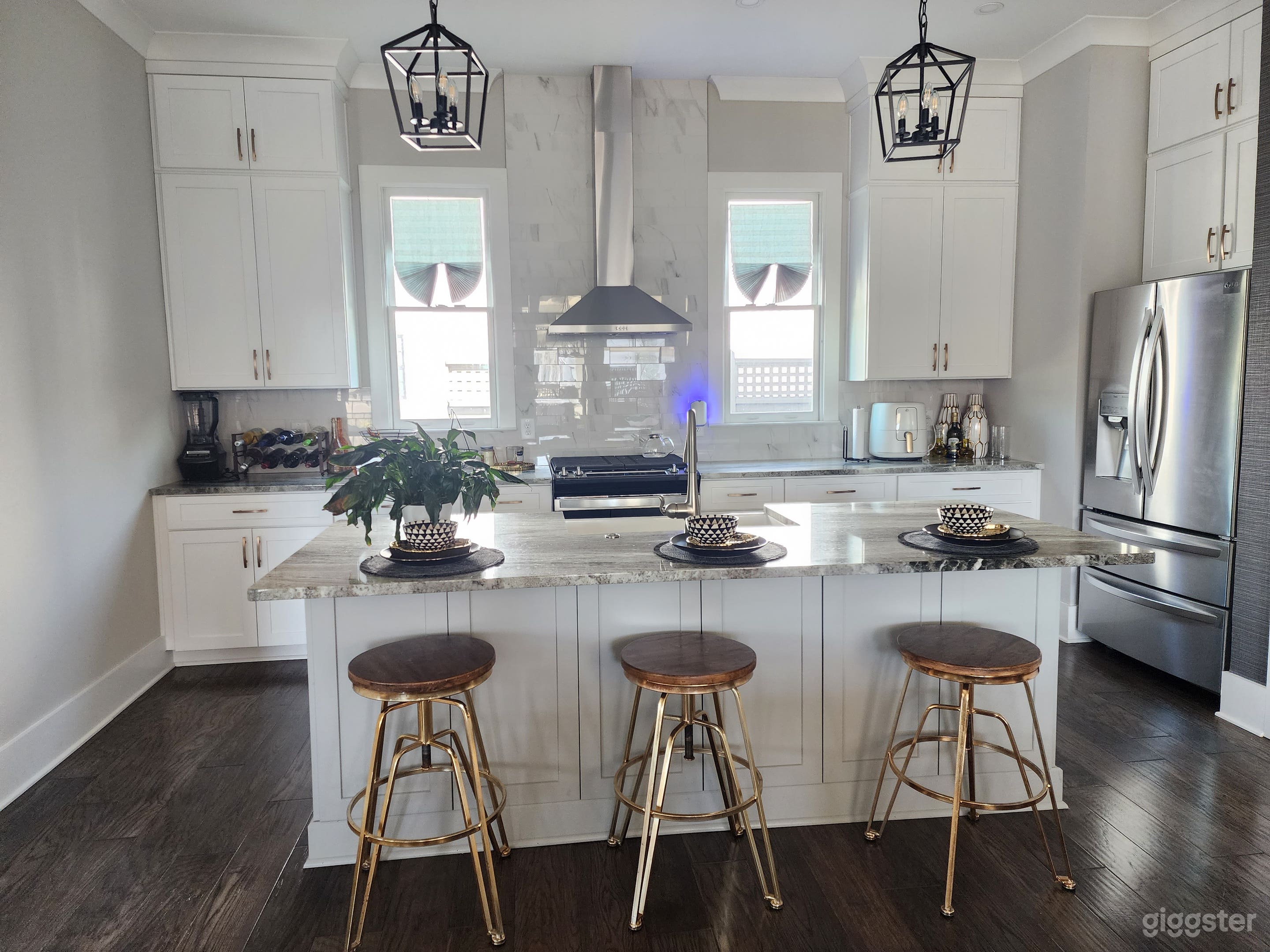 Bold & Chic Modern Eastside Home Photo 3