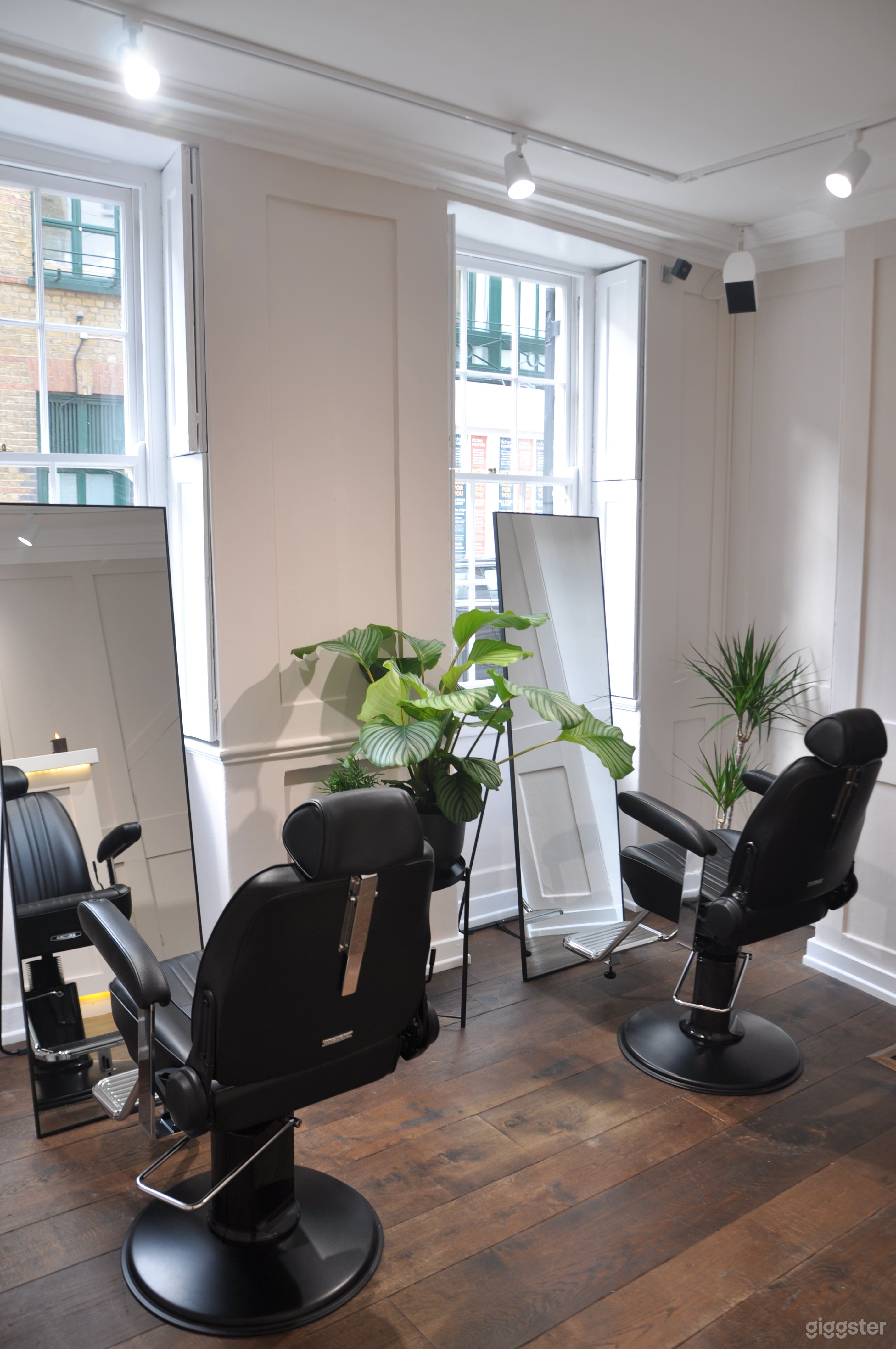 salon area, items can be moved around