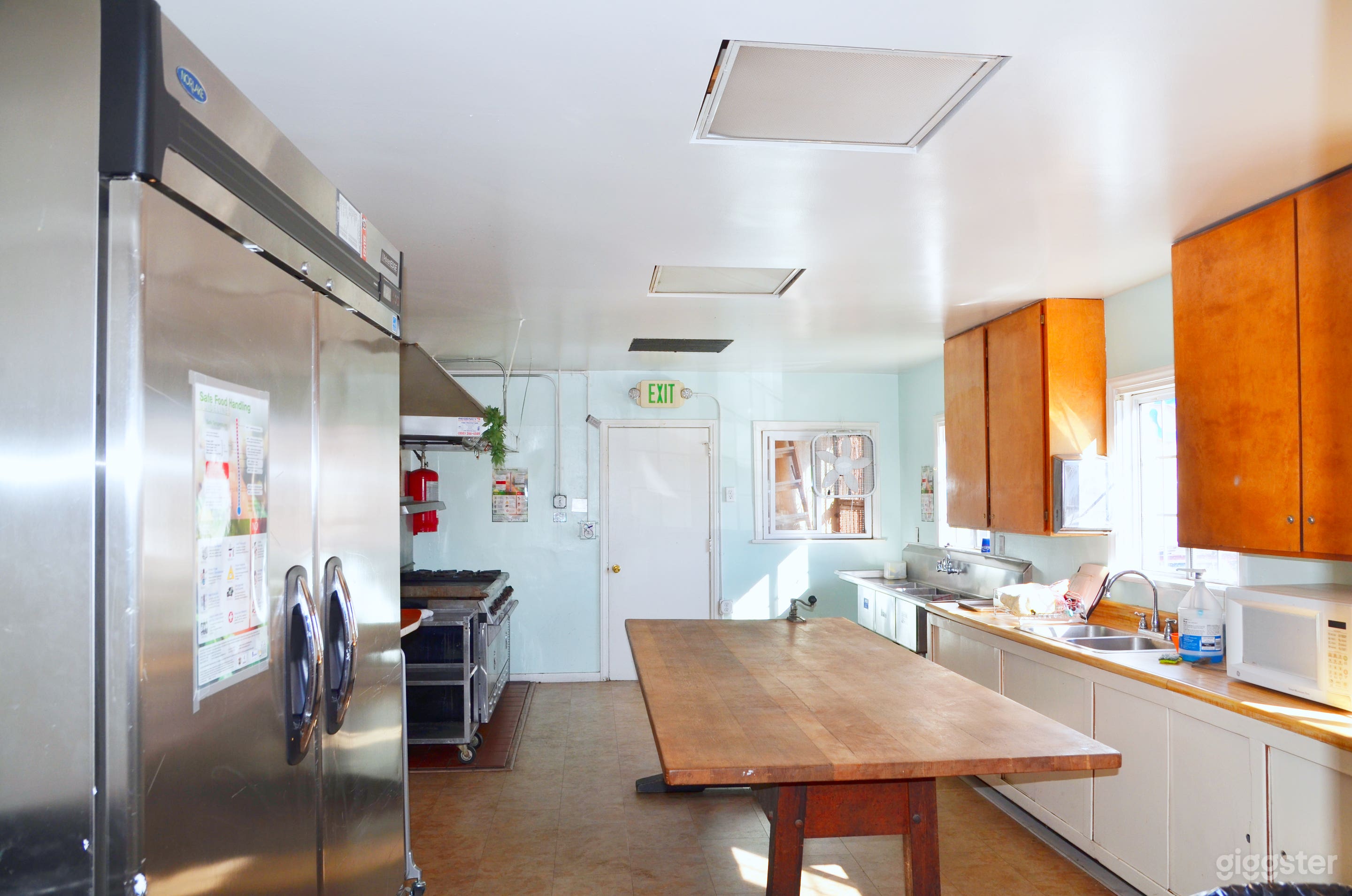 Large Hall With Bar &amp; Kitchen - Plenty Of Parking Photo 4