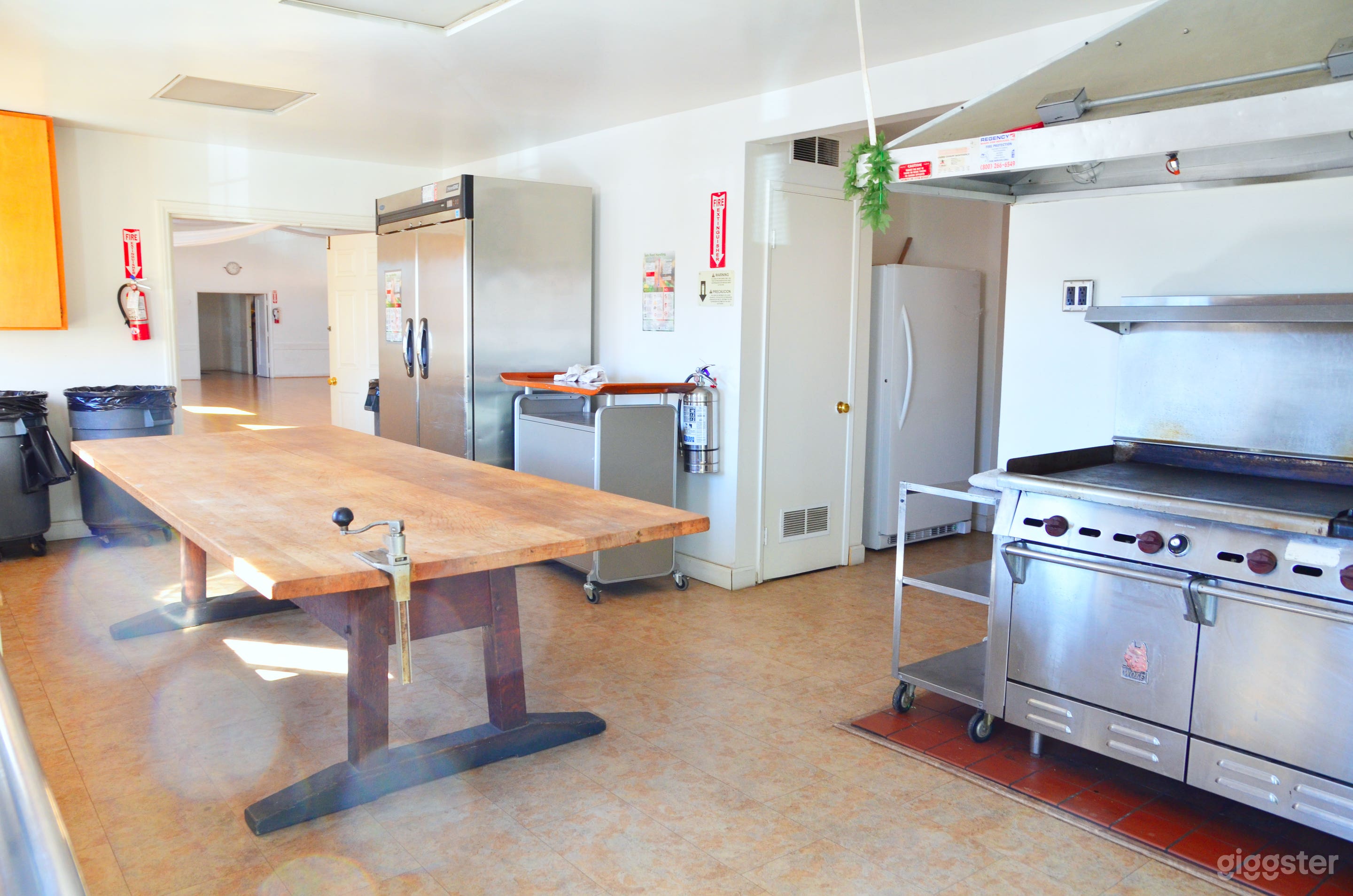 Large Hall With Bar &amp; Kitchen - Plenty Of Parking Photo 2