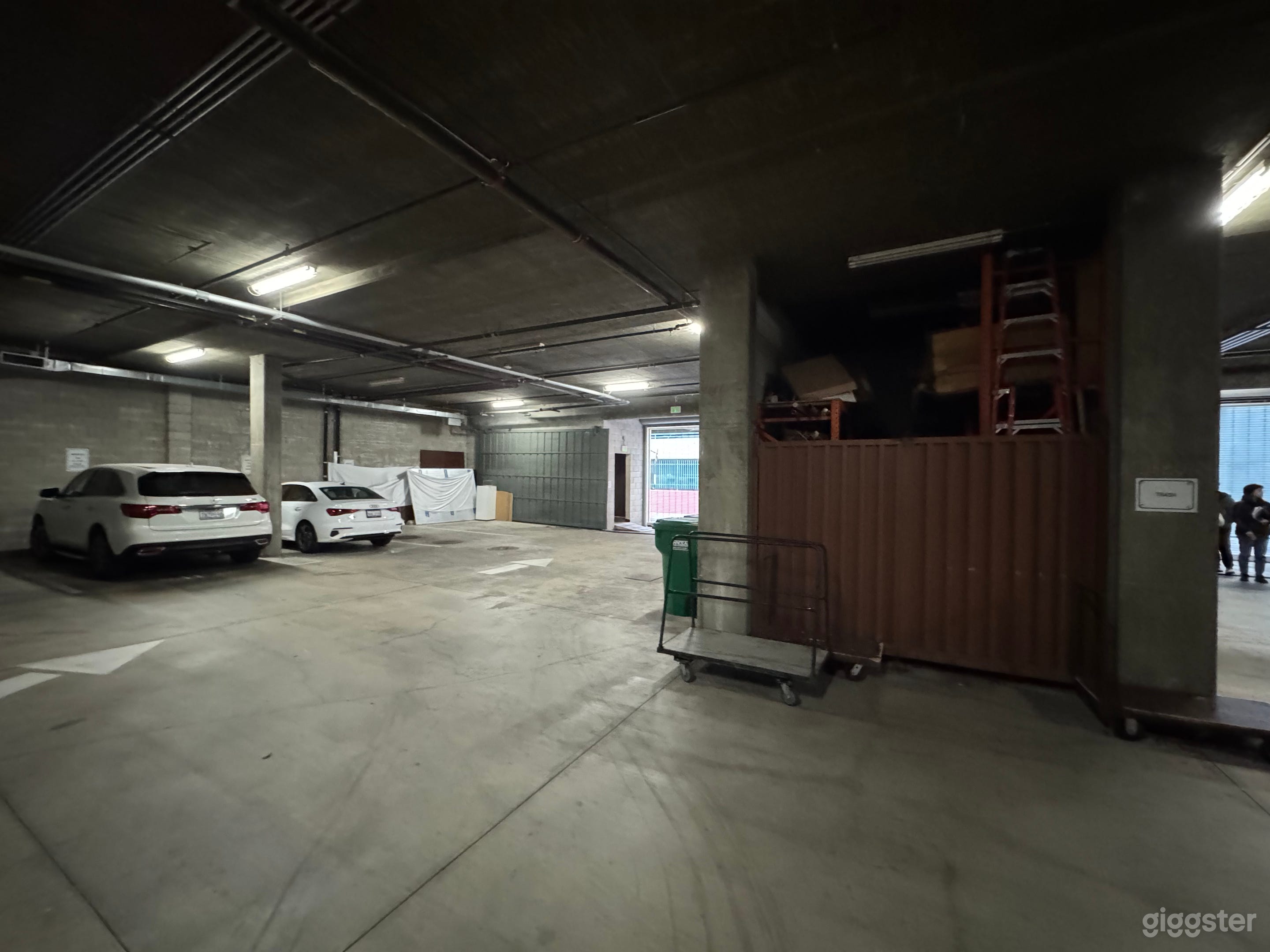 One of a kind underground parking Photo 2