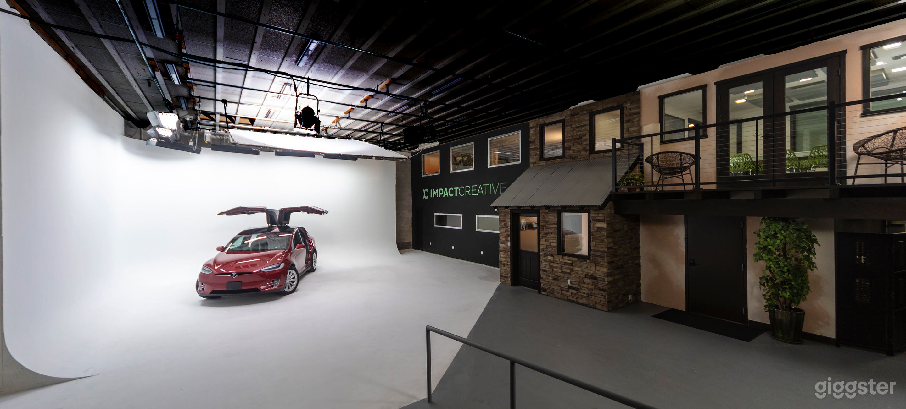 25'x29' Cove and 14'6" grid with Kino Flo's mounted