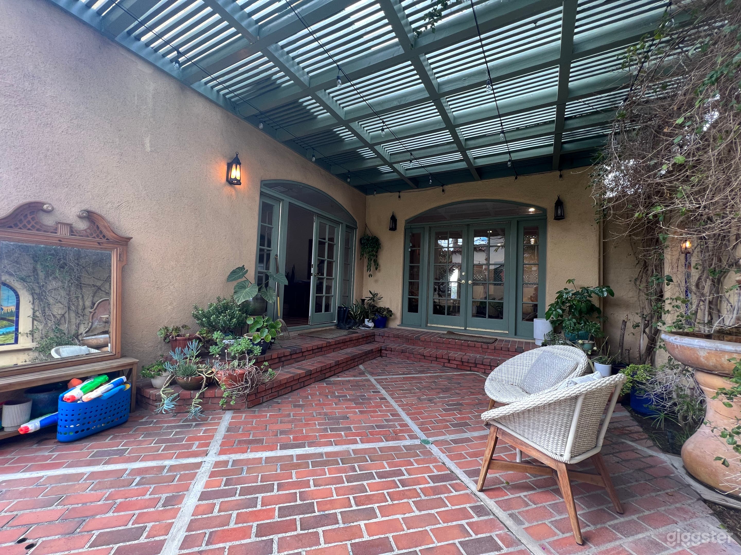 Spacious Mediterranean Modern on Quiet Corner Lot  Photo 4