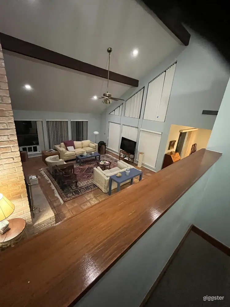  Hi Ceilings. Open Living Area – Natural Light -NOV discount! 