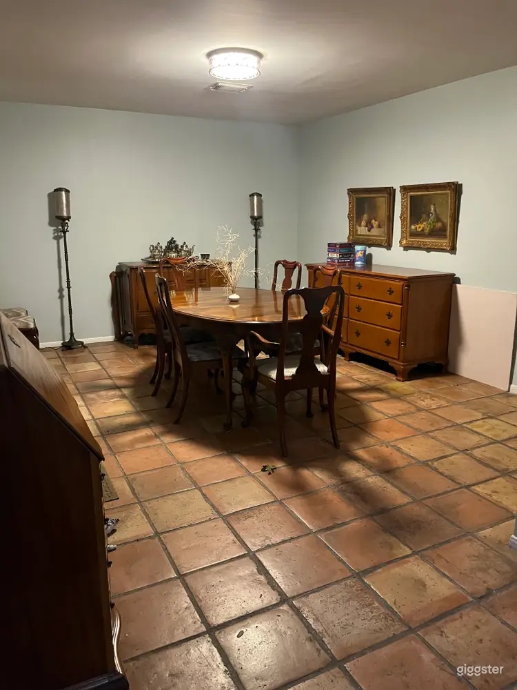  Hi Ceilings. Open Living Area – Natural Light -NOV discount! 