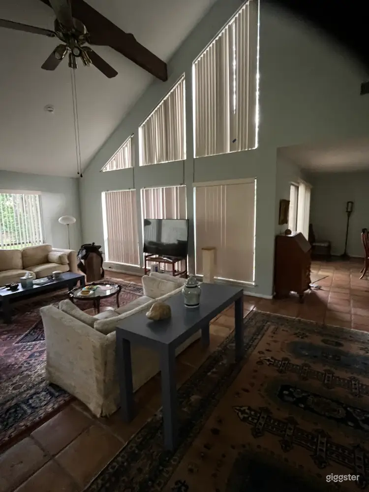  Hi Ceilings. Open Living Area – Natural Light -NOV discount! 