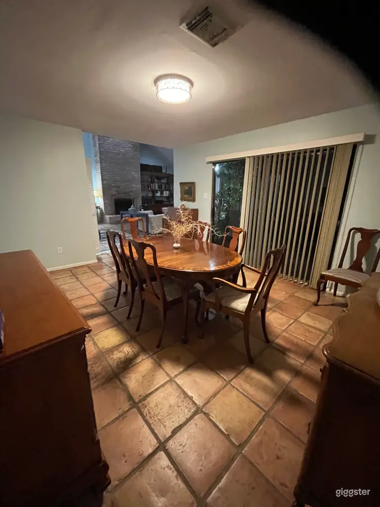 Hi Ceilings. Open Living Area – Natural Light -NOV discount! Photo 4