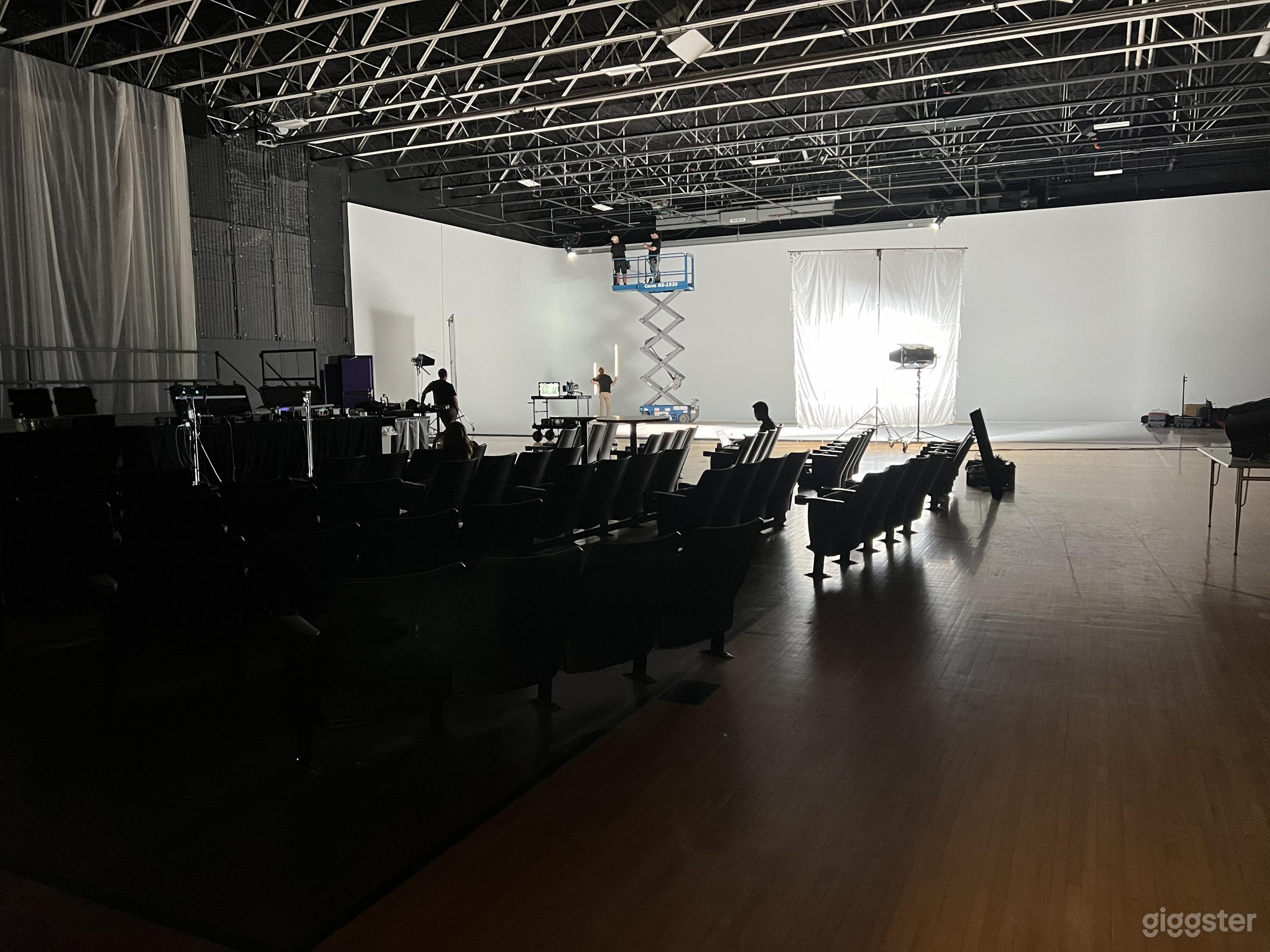 10K SF Soundstage plus offices, green rooms & more Photo 2