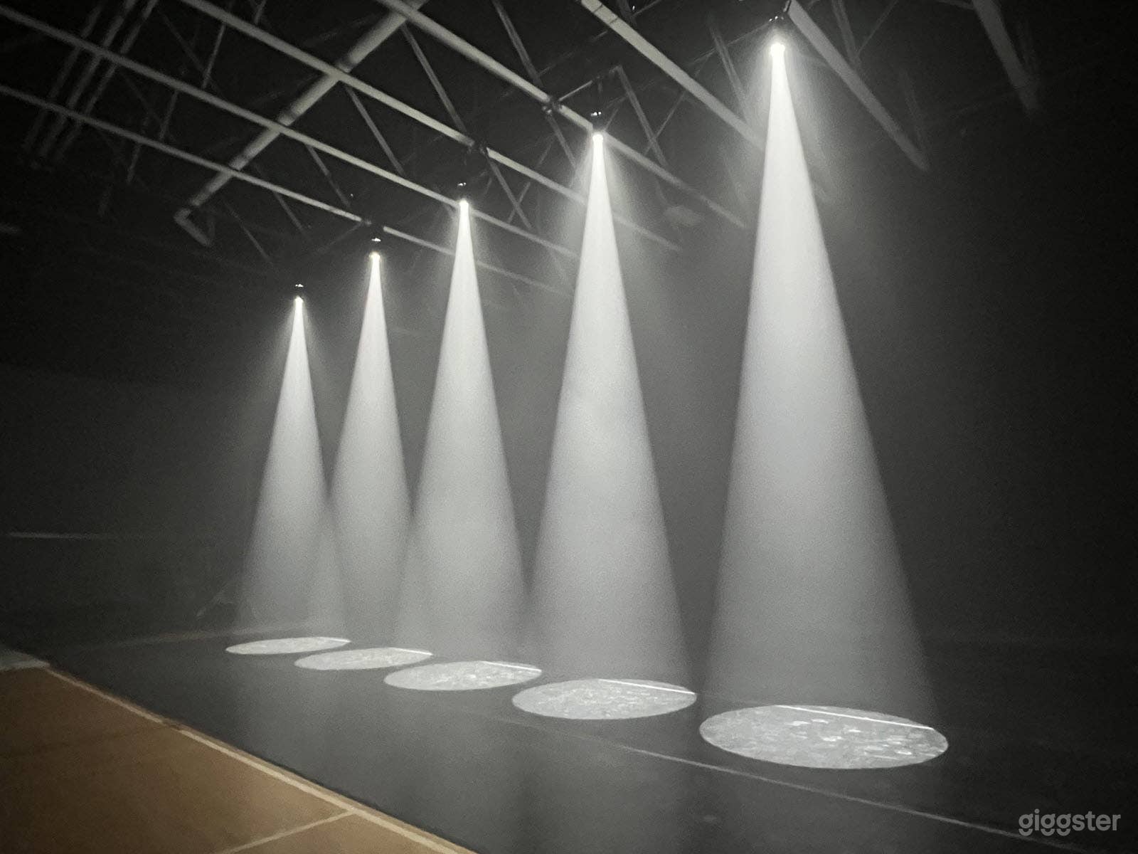 10K SF Soundstage plus offices, green rooms & more Photo 3