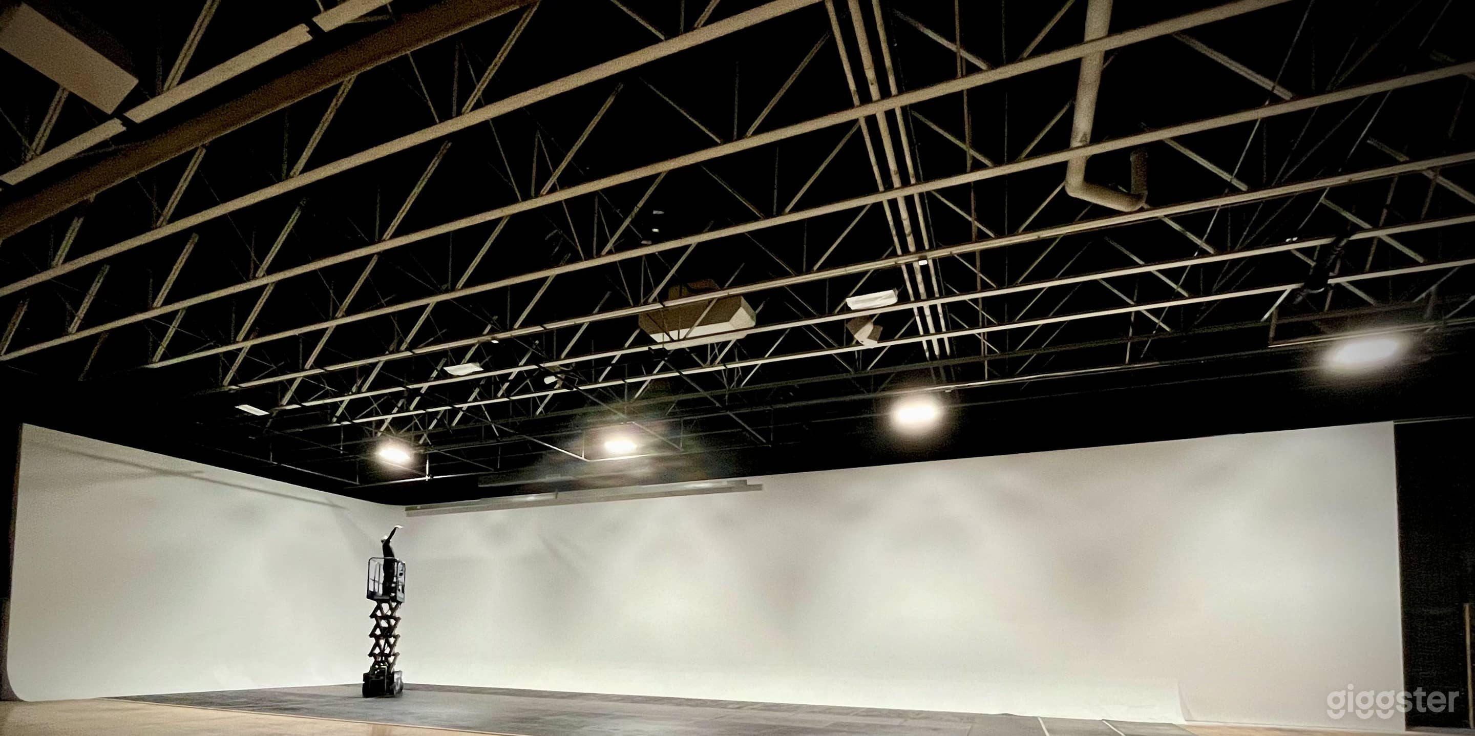 10K SF Soundstage plus offices, green rooms & more Photo 1