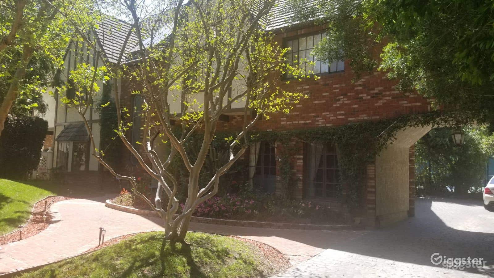 Regulation-sized Tennis court Photo 3