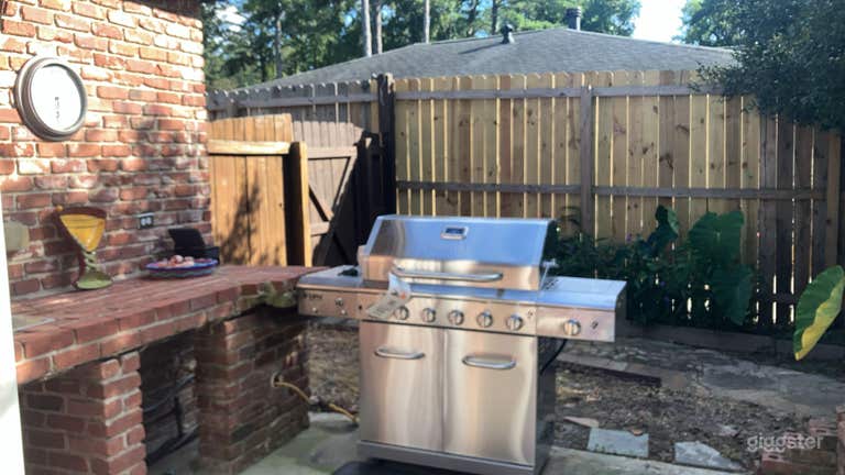  In town pool home with chef’s kitchen entertainer’s dream 