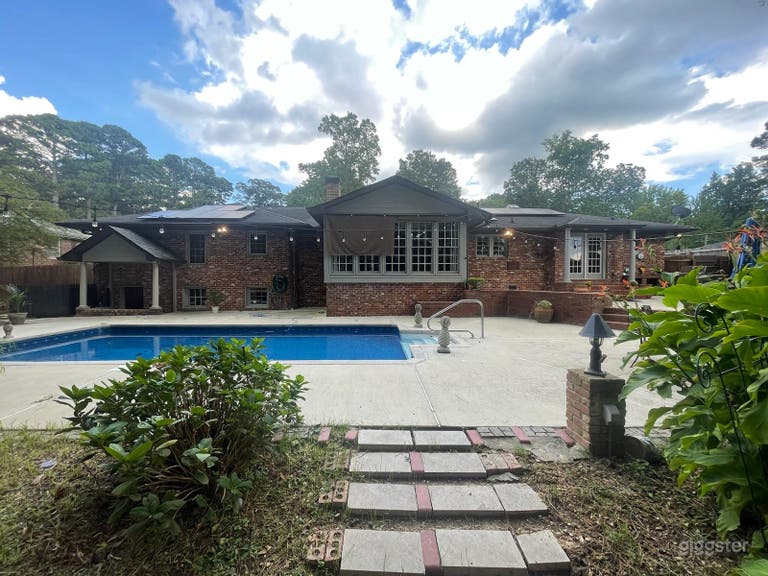  In town pool home with chef’s kitchen entertainer’s dream 