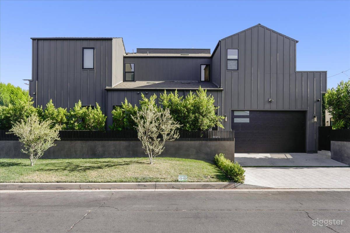 Modern Luxury Home Photo 2