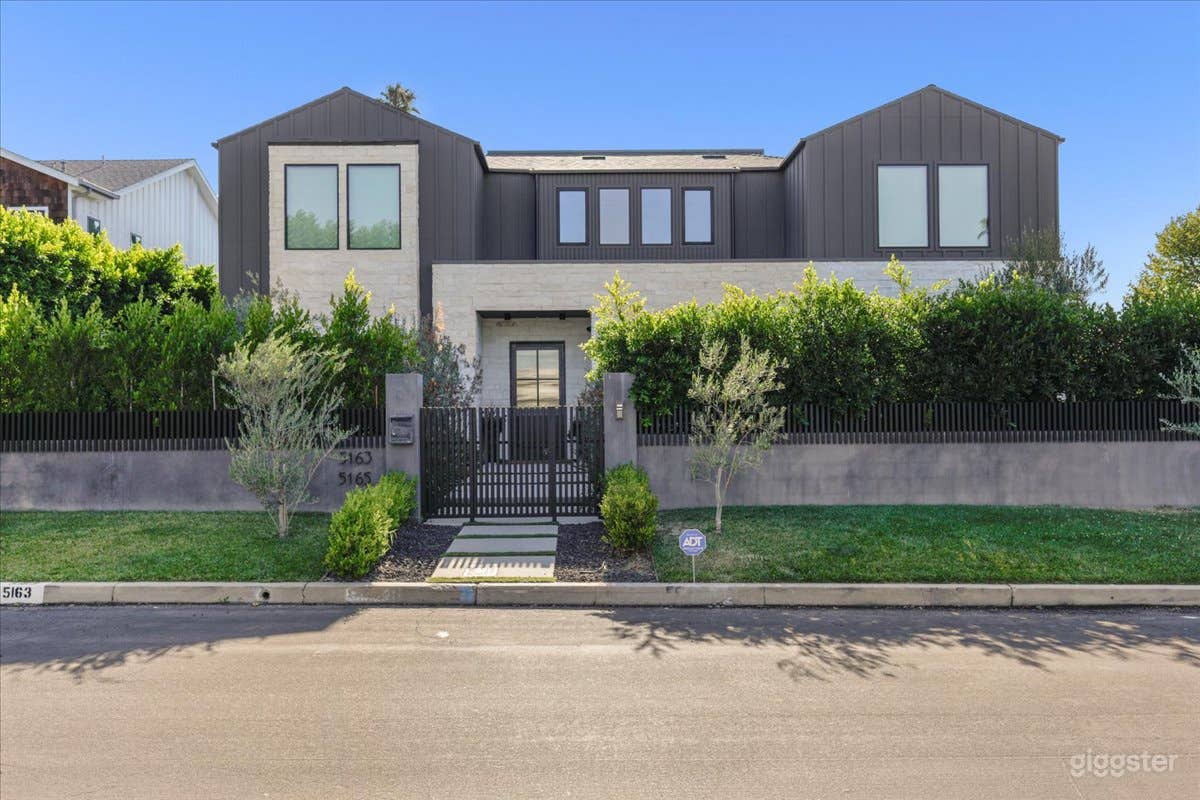 Modern Luxury Home Photo 1