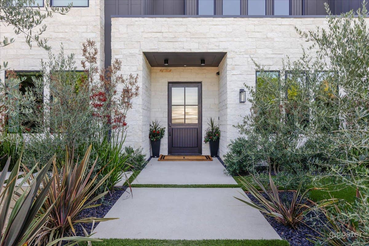 Modern Luxury Home Photo 4