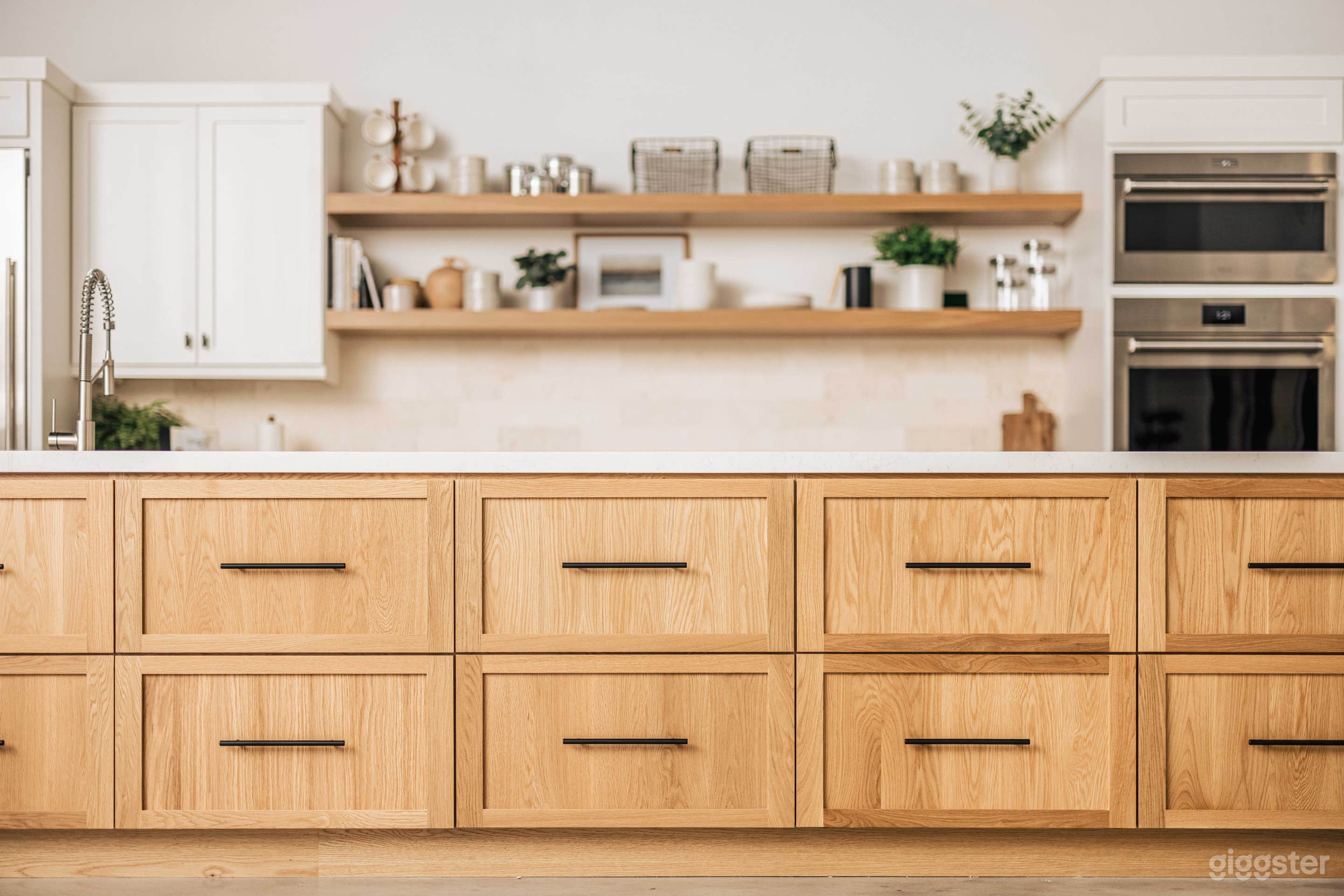 Photography Studio with Working Kitchen Photo 1
