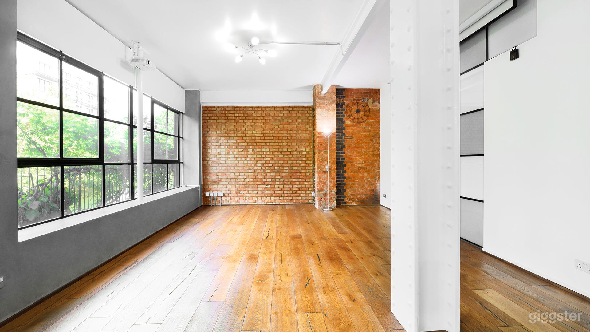 UniQ Studios Photo 2