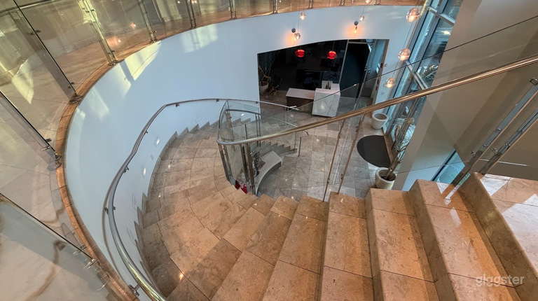  Hall d'entrée d'entreprise moderne et lumineux avec escalier en colimaçon 
