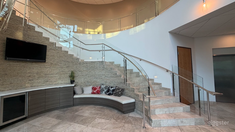  Hall d'entrée d'entreprise moderne et lumineux avec escalier en colimaçon 