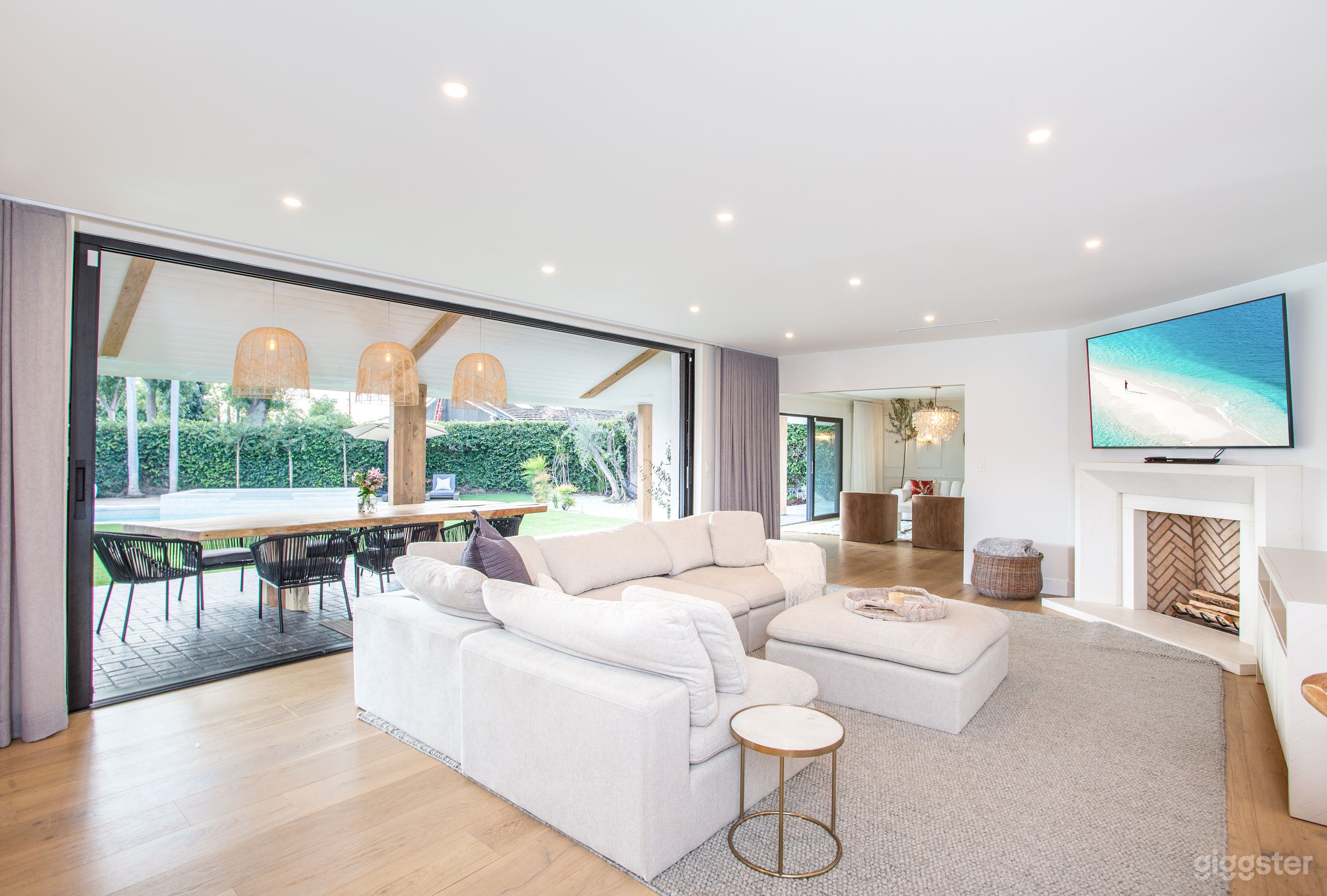 Amazing Modern Home with a Boho Twist! Photo 3