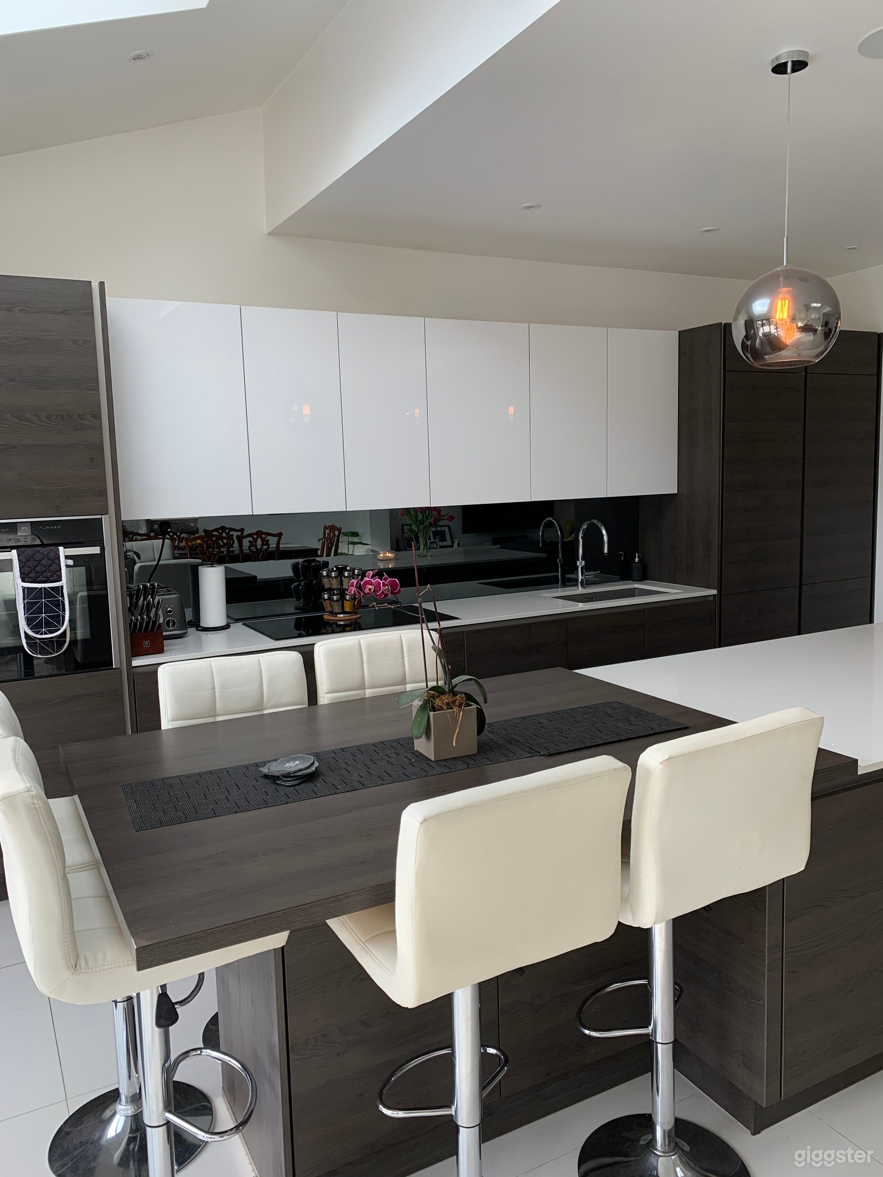 Beautiful Modern Open-plan Spacious Family Home UK Photo 3