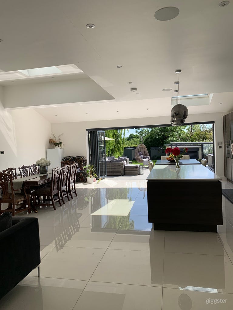  Beautiful Modern 1930’s  Spacious Family Home UK 