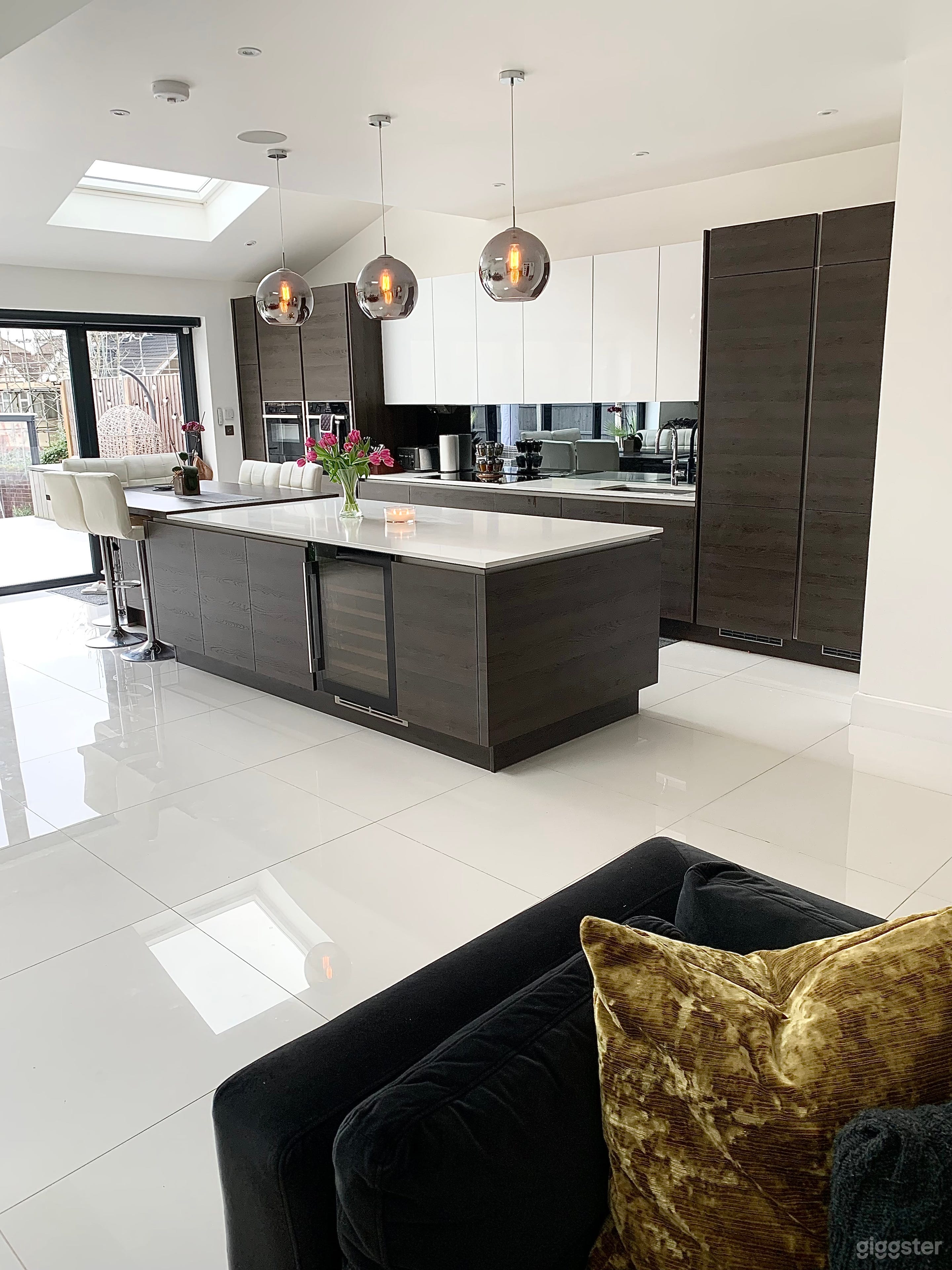 Beautiful Modern Open-plan Spacious Family Home UK Photo 1