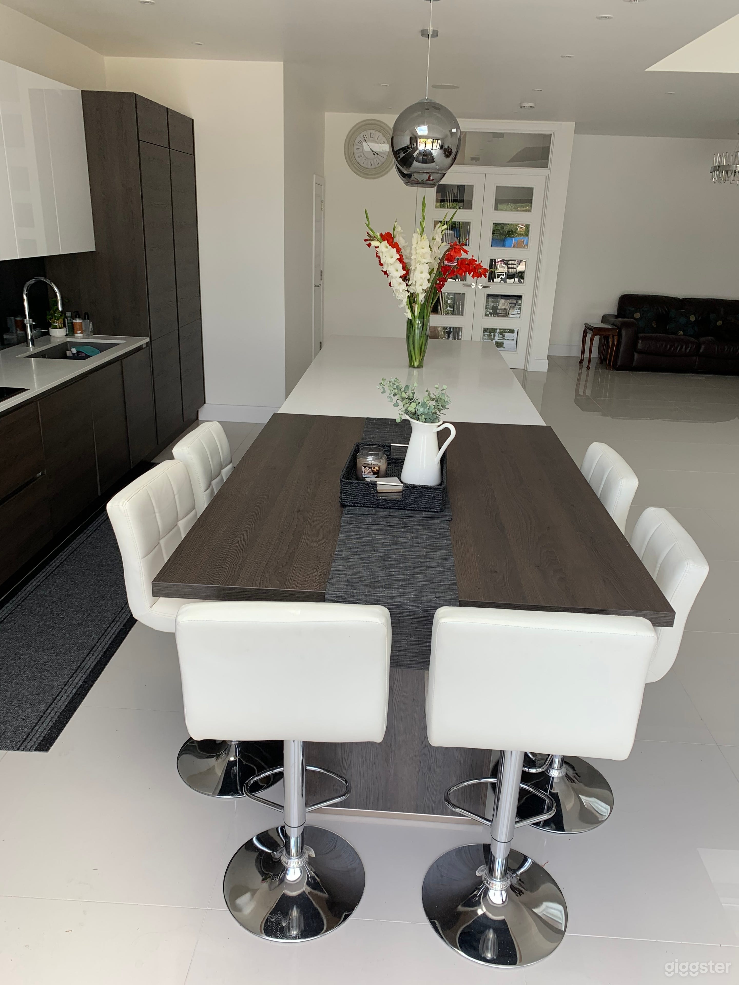 Beautiful Modern Open-plan Spacious Family Home UK Photo 2