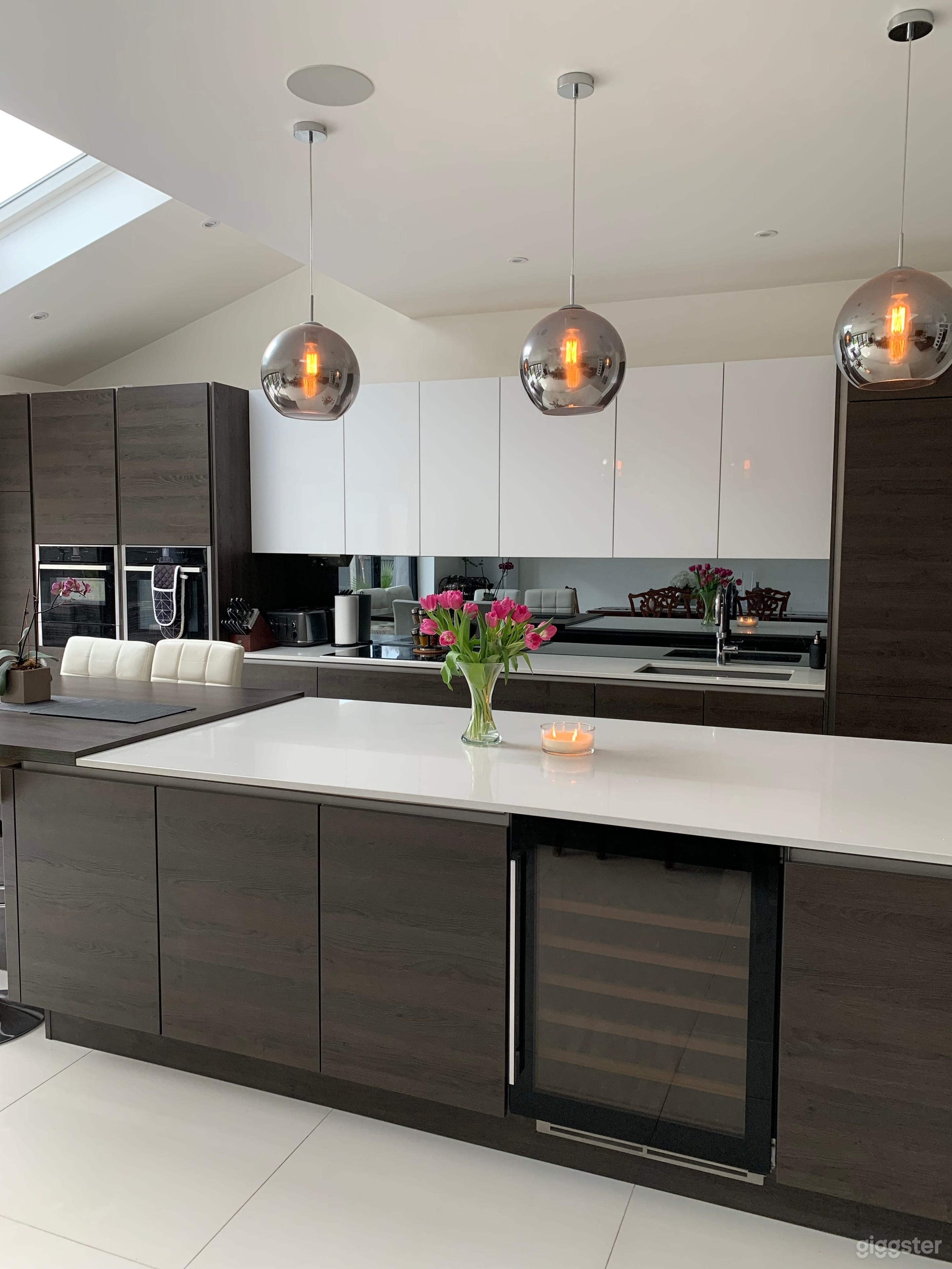 Beautiful Modern Open-plan Spacious Family Home UK Photo 4