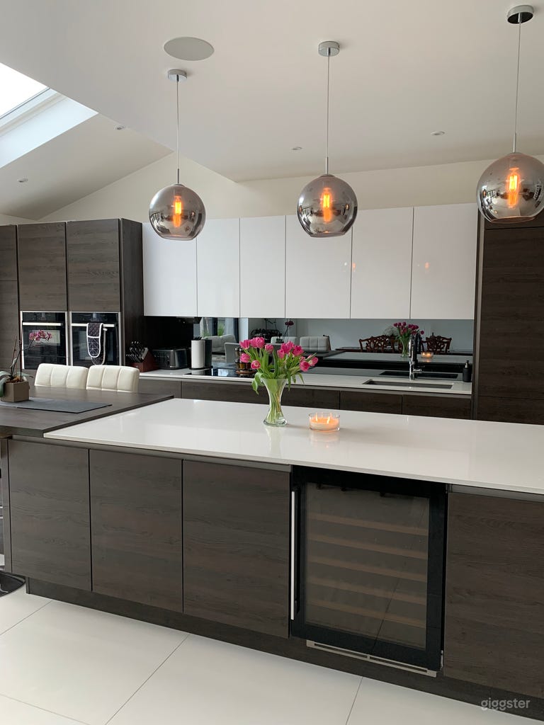  Beautiful Modern Open-plan Spacious Family Home UK 