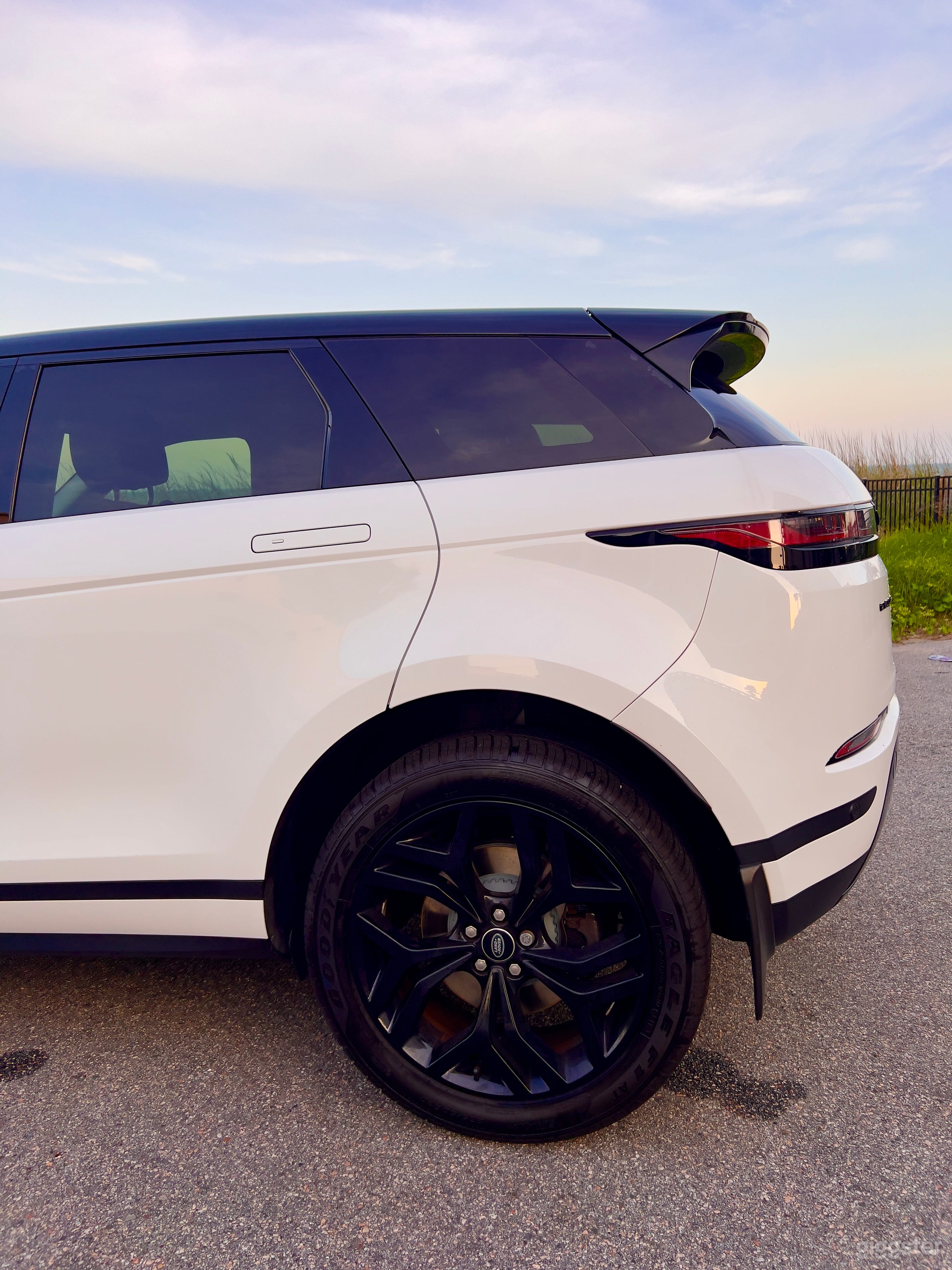 Cinematic Range Rover Evoque for Photo & Film Photo 4