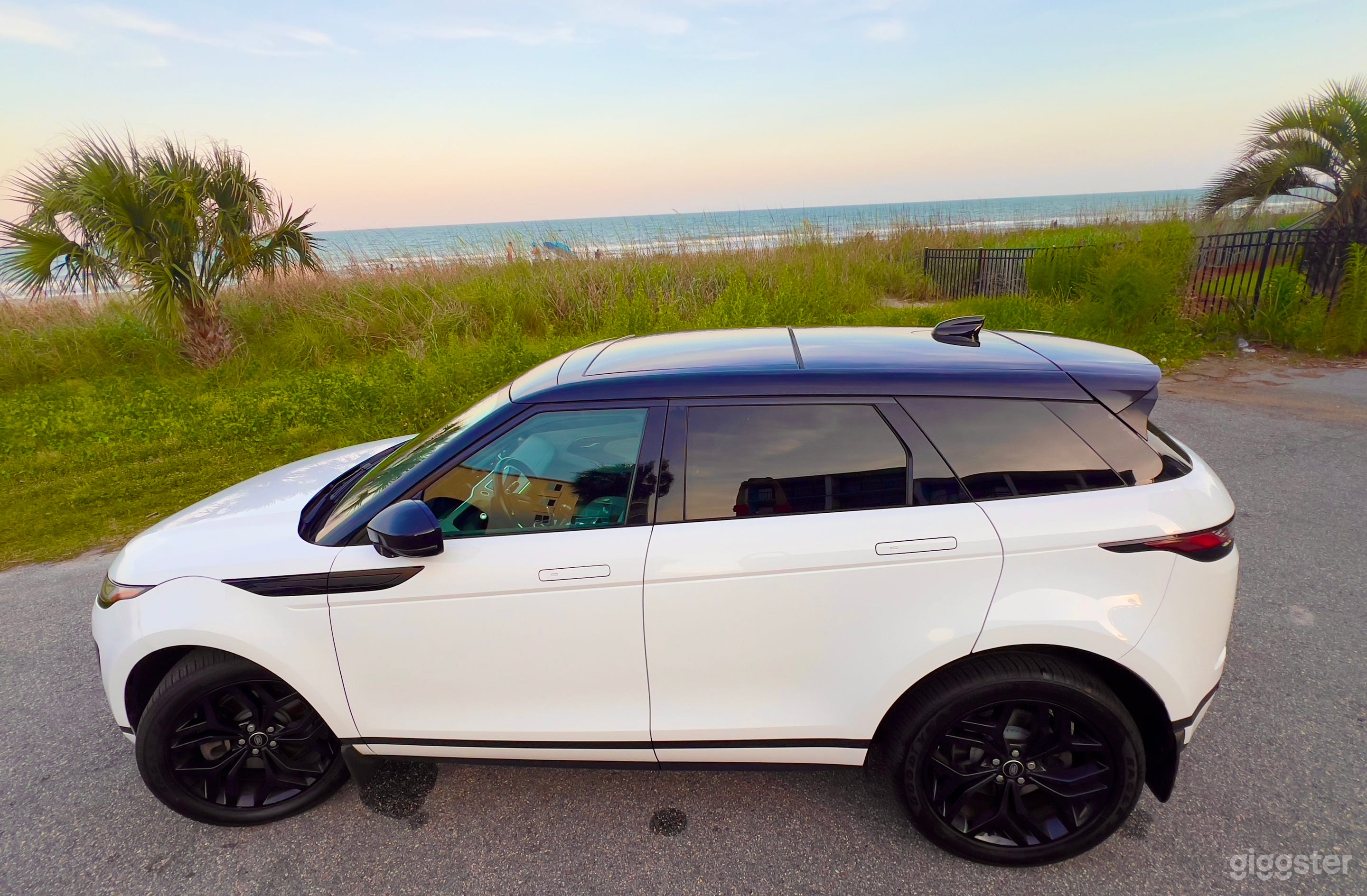 Cinematic Range Rover Evoque for Photo & Film Photo 3