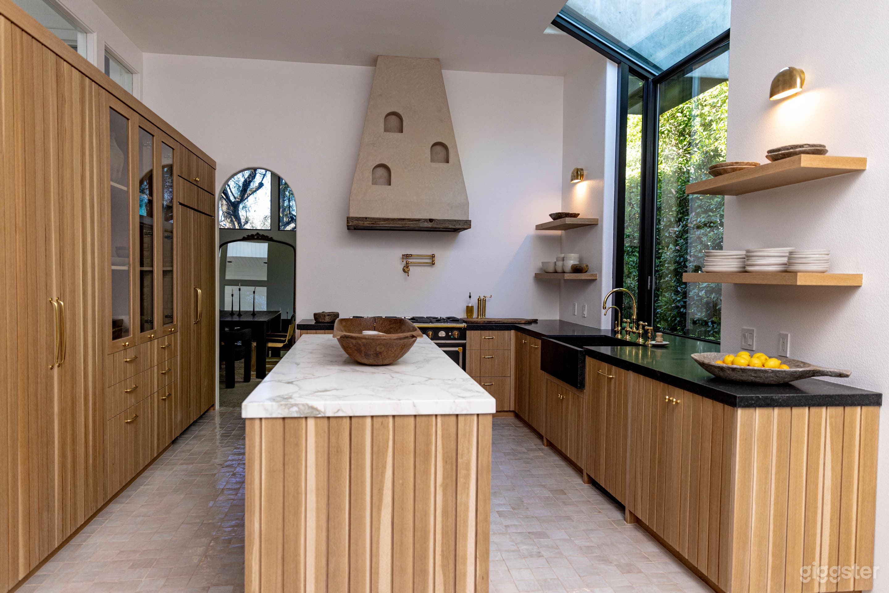 CUSTOM CONTEMPORARY PRIVATE LAGUNA HILLS ESTATE Photo 4