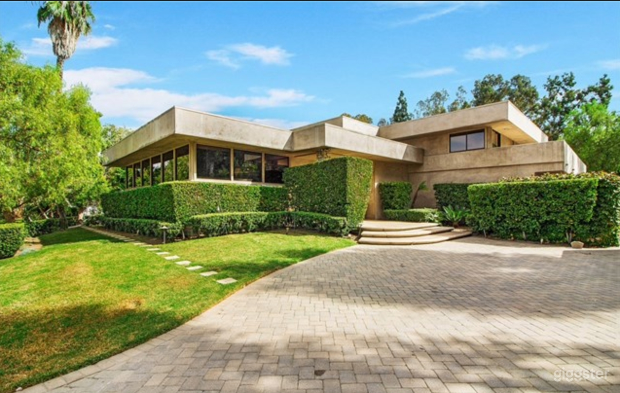 CUSTOM CONTEMPORARY PRIVATE LAGUNA HILLS ESTATE Photo 1