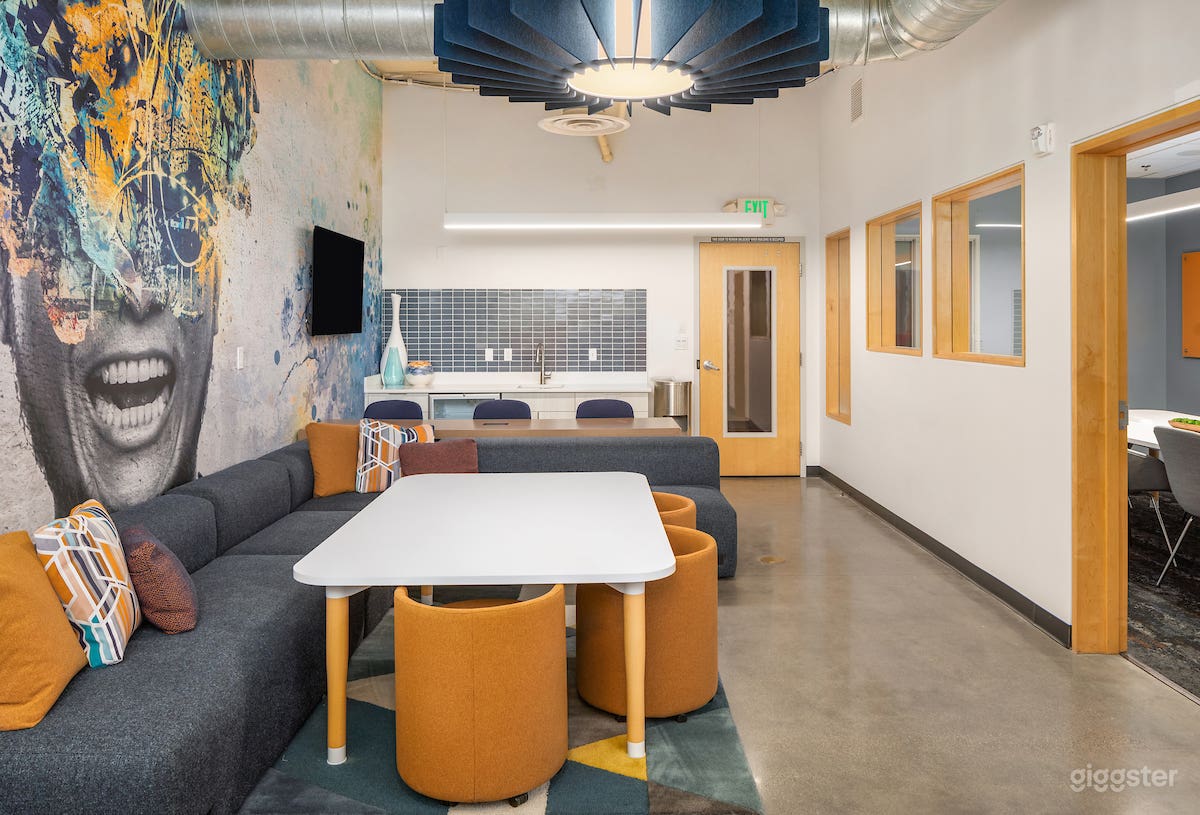 Gorgeous Co-Working Lounge in University District Photo 2