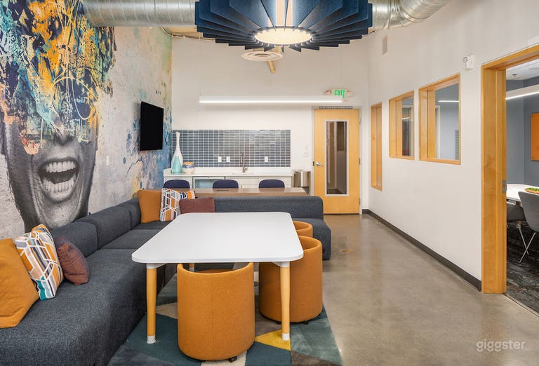  Gorgeous Co-Working Lounge in University District 