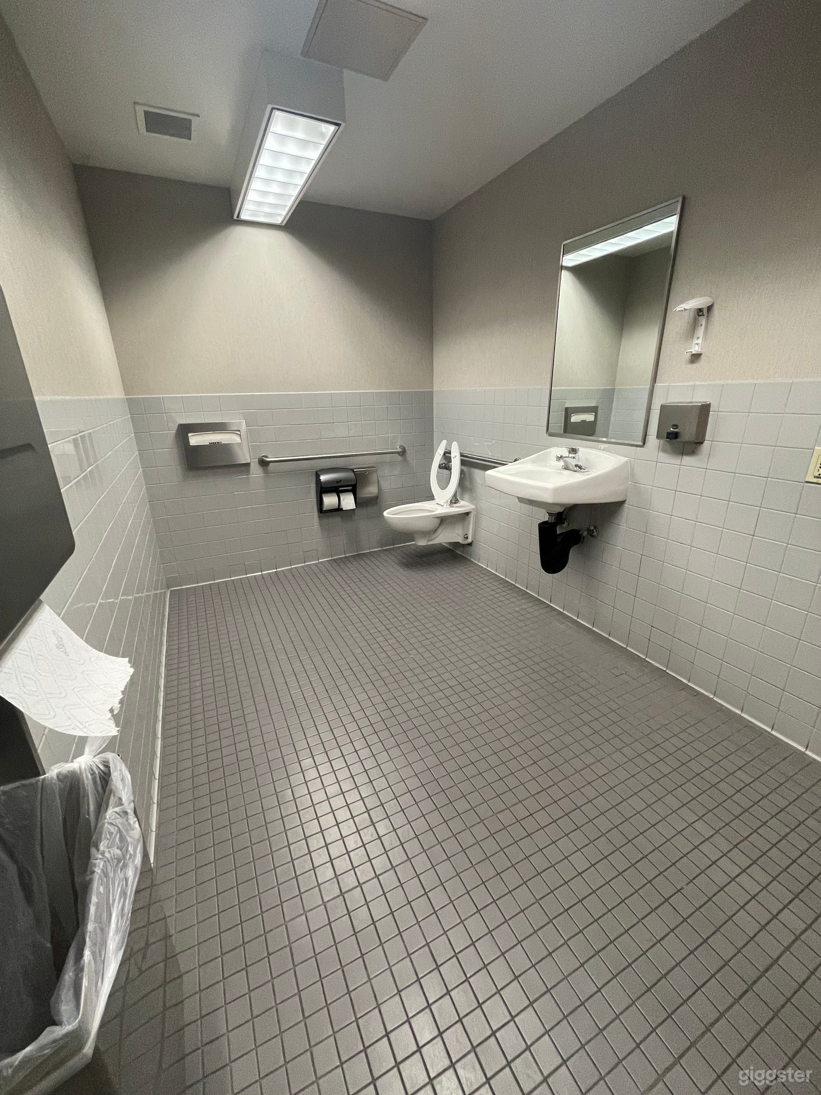 RESTROOMS (LAX) Photo 3